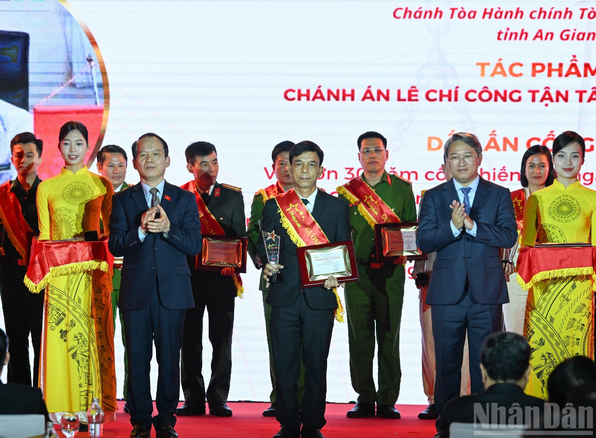 司法部部长阮海宁和国会法律委员会主任黄青松向典型代表颁发荣誉证书和纪念章。