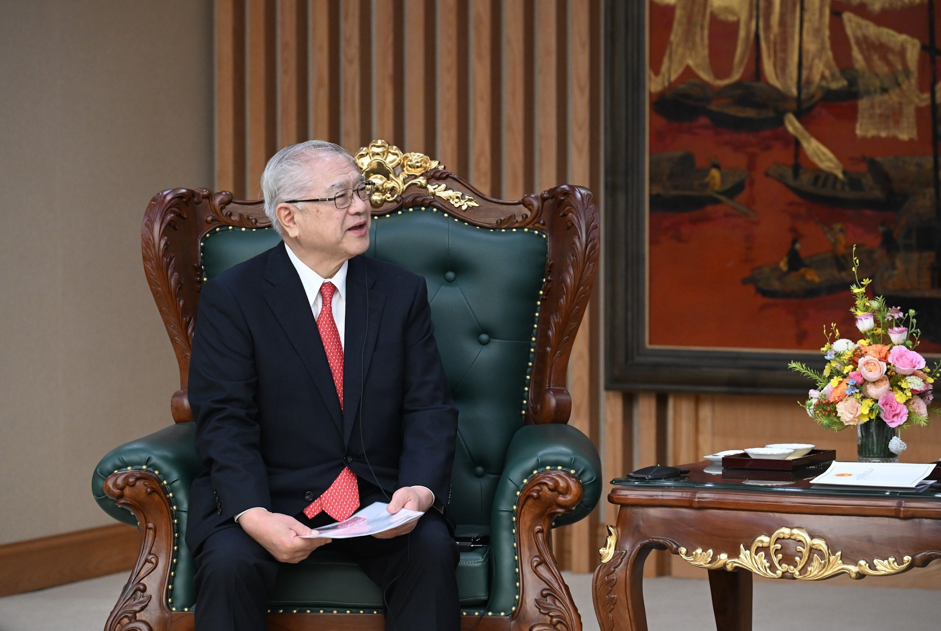 范明正总理会见日越友好协会关西地区分会主席祯西村发表讲话。