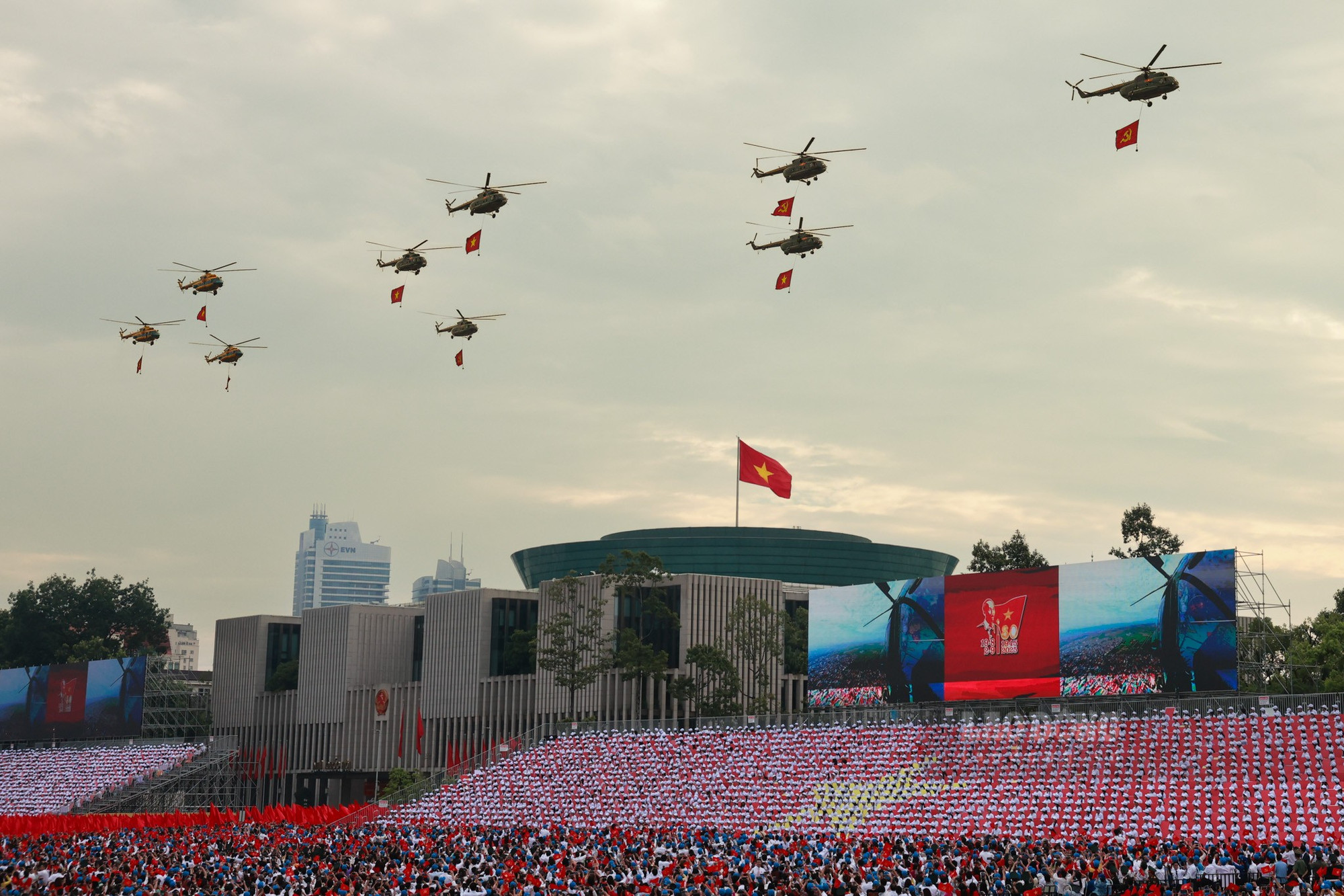 越南防空空军军种的飞机编队在祖国的天空中飞行。 a2-truc-thang-dieu.jpg