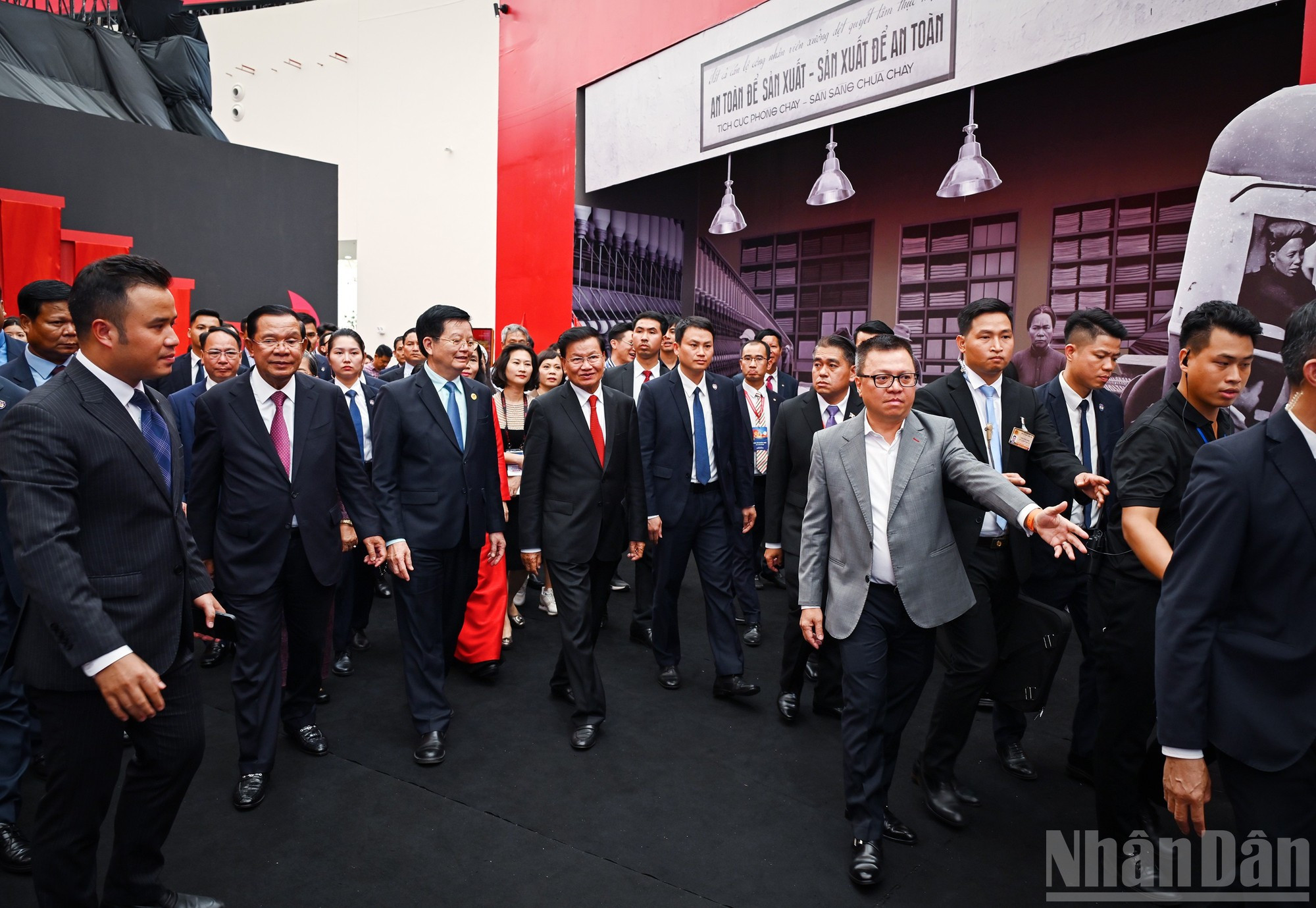越共中央委员、《人民报》社总编辑、中央宣教与民运部副部长、越南新闻工作者协会主席黎国明向各位代表介绍《党旗照亮前行之路95周年展》。 越共中央委员、《人民报》社总编辑、中央宣教与民运部副部长、越南新闻工作者协会主席黎国明向各位代表介绍《党旗照亮前行之路95周年展》。