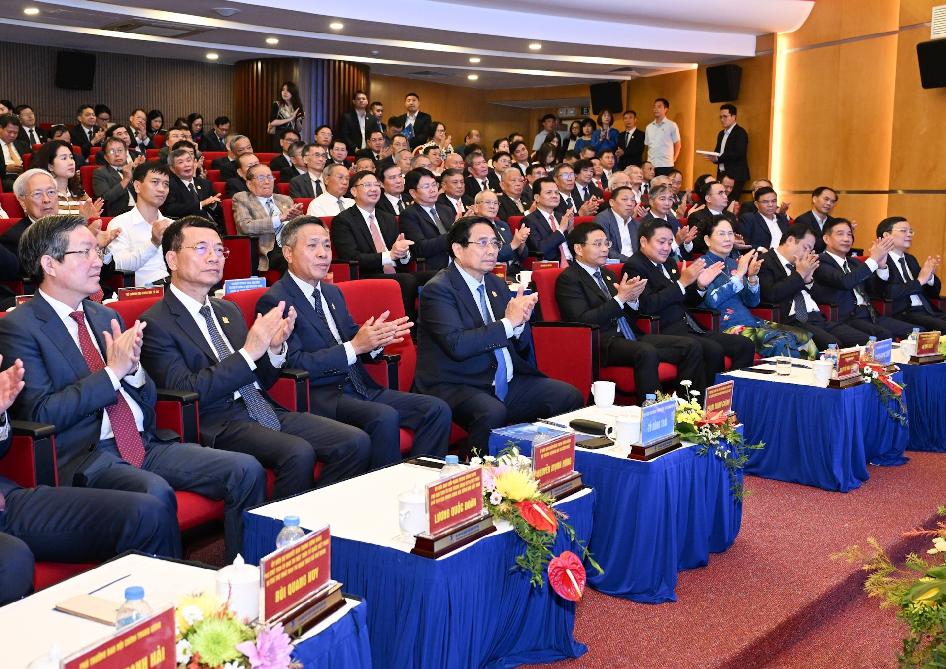 范明正总理和各位代表出席活动。 范明正总理和各位代表出席活动。