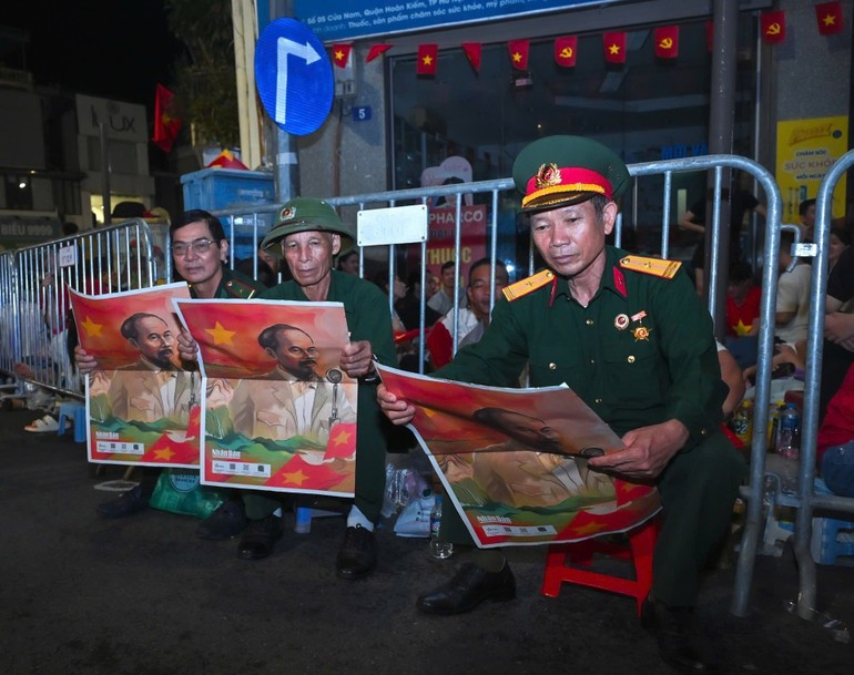 老战士们阅读《人民报》 9·2国庆特别副刊。