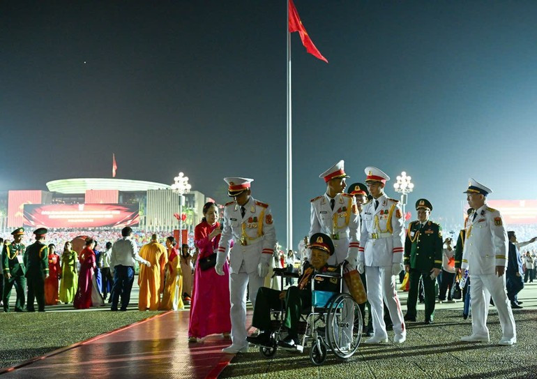 老战士们从一大早已前往巴亭广场，准备好出席庆祝八月革命胜利暨九·二国庆80周年阅兵与游行活动。