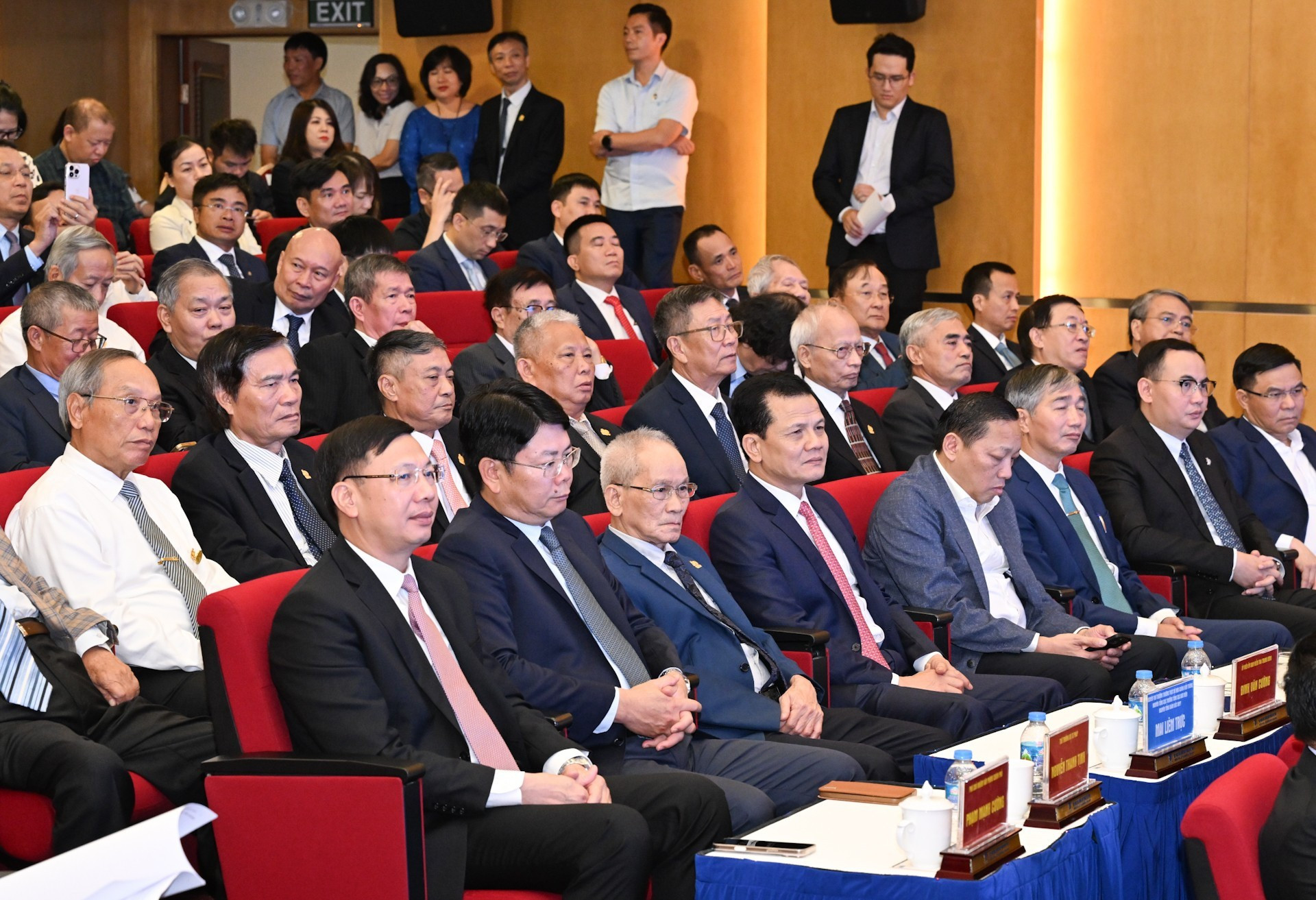 各位代表出席出席活动。 各位代表出席出席活动。