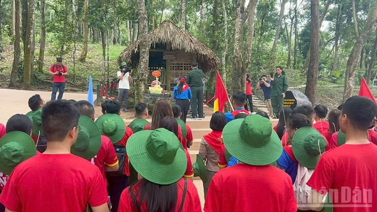 游客参观新潮国家级特别遗迹区的纳努（Nà Lưa）小屋。这是胡志明主席在1945年5月底至8月22日期间居住和工作的地方，他在此领导八月革命，成功夺取全国政权。