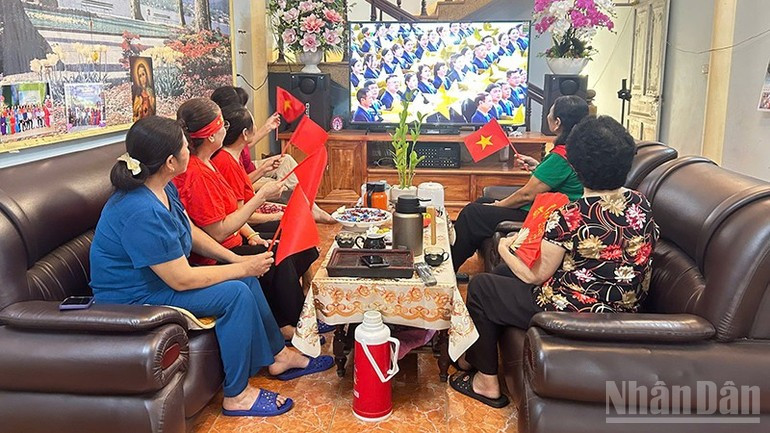 宣光省山阳乡人民聚集在一起，通过电视观看纪念八月革命胜利和9·2国庆80周年的阅兵、游行活动。