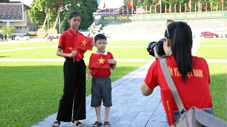 人们拍纪念照。