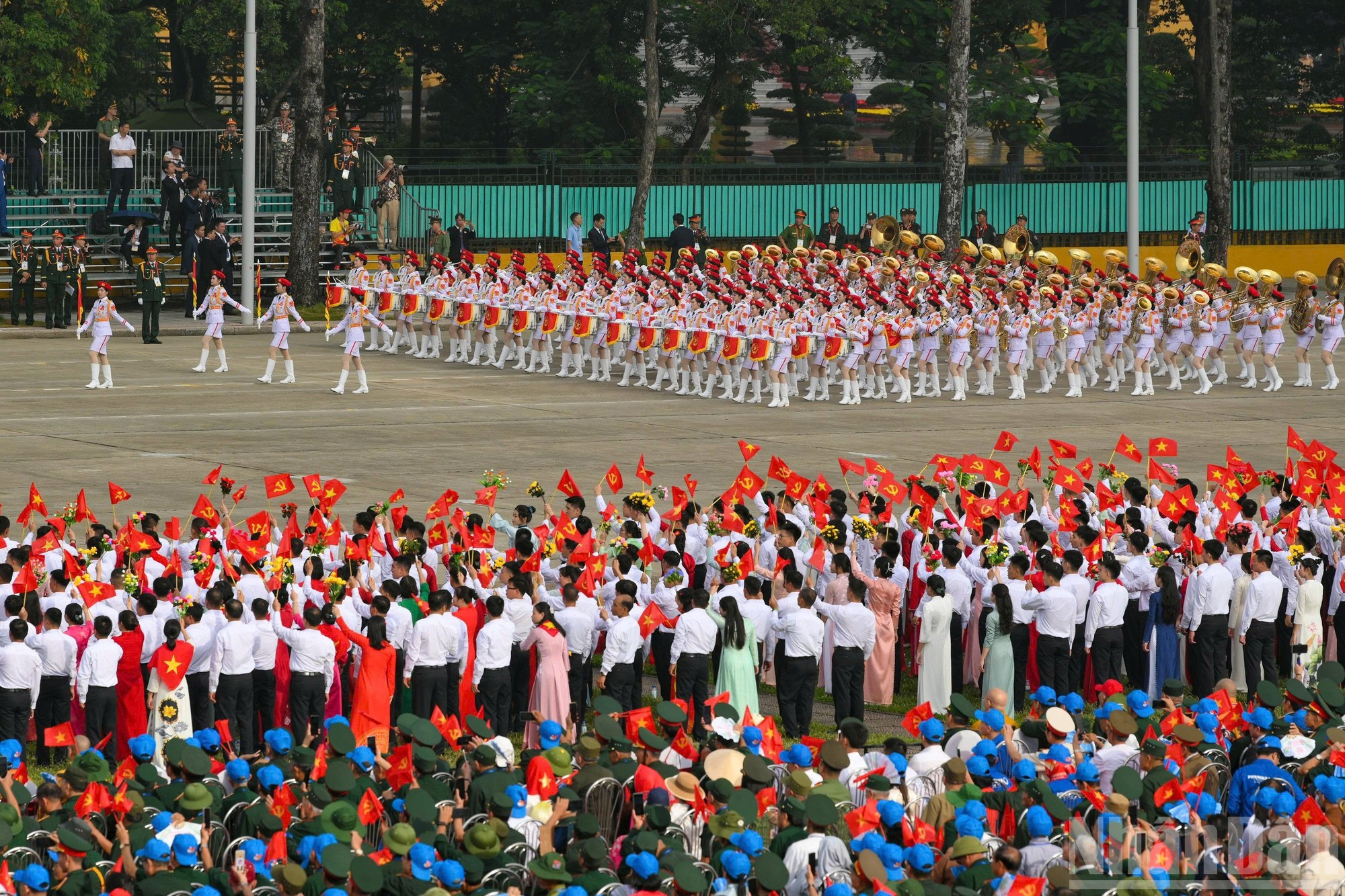 人民欢迎越南女军乐队。 人民欢迎越南女军乐队。