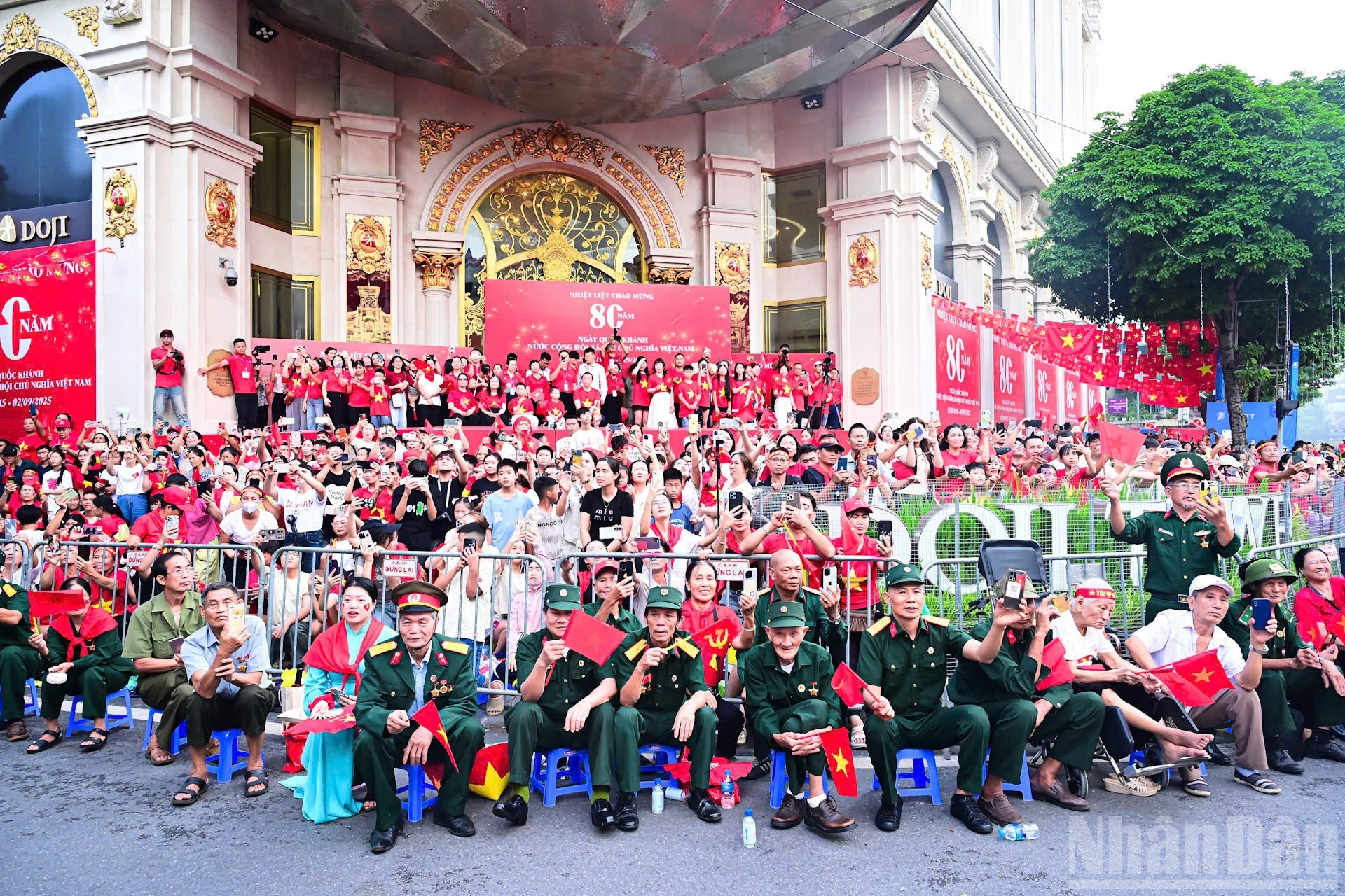 老战士们在阮太学街观看庆祝八月革命胜利和九·二国庆80周年阅兵、游行活动。