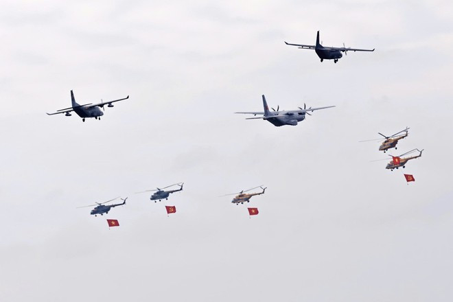Mi-171、Mi-17、Mi-8直升机与3架Casa C-295、C-212i运输机联合编队飞越巴亭广场。 Mi-171、Mi-17、Mi-8直升机与3架Casa C-295、C-212i运输机联合编队飞越巴亭广场。