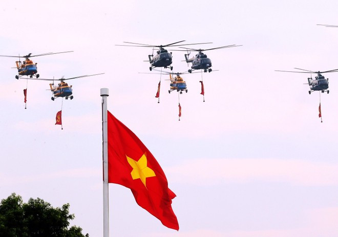 Mi-171、Mi-17、Mi-8直升机编队悬挂党旗与国旗飞越巴亭广场。 Mi-171、Mi-17、Mi-8直升机编队悬挂党旗与国旗飞越巴亭广场。
