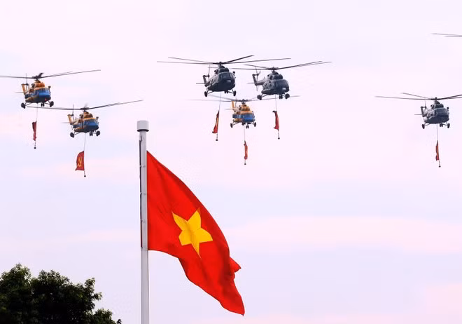 Mi-171、Mi-17、Mi-8直升机编队悬挂党旗与国旗飞越巴亭广场。