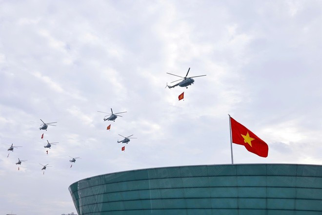 人民空军直升机编队悬挂党旗与国旗飞越河内上空。 人民空军直升机编队悬挂党旗与国旗飞越河内上空。