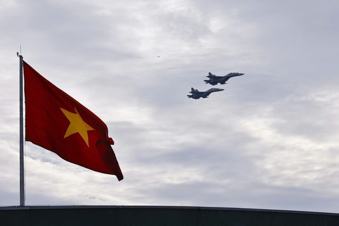 Su-30MK2战斗机在巴亭广场上空执行飞行任务。 Su-30MK2战斗机在巴亭广场上空执行飞行任务。