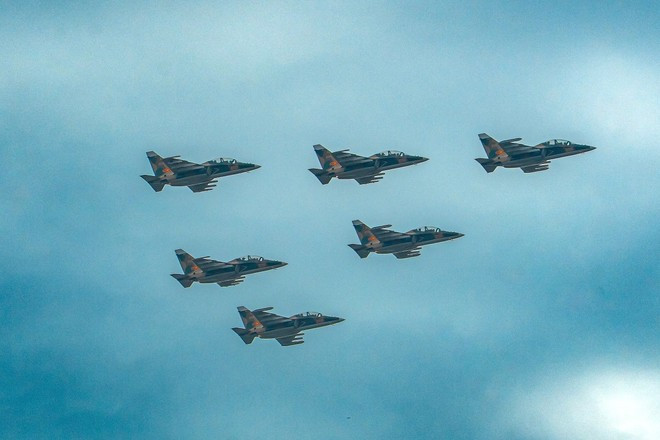 Su-30MK2战斗机在巴亭广场上空执行飞行任务。 Su-30MK2战斗机在巴亭广场上空执行飞行任务。