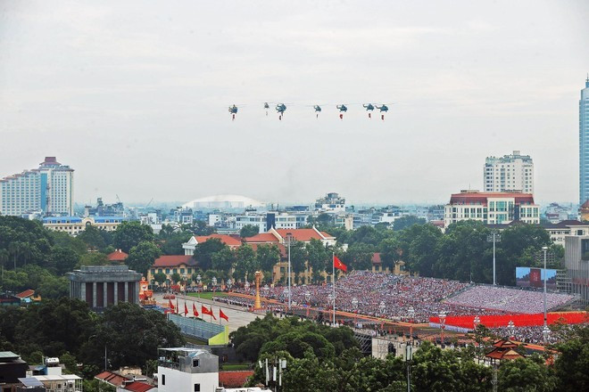 Mi-171、Mi-17、Mi-8直升机编队悬挂党旗与国旗飞越巴亭广场。 Mi-171、Mi-17、Mi-8直升机编队悬挂党旗与国旗飞越巴亭广场。