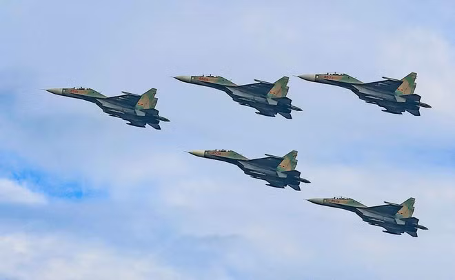 Su-30MK2战斗机在巴亭广场上空执行飞行任务。