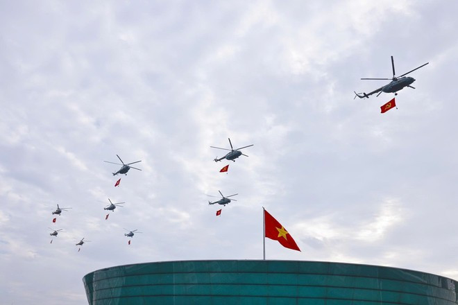 Mi-171、Mi-17、Mi-8直升机编队悬挂党旗与国旗飞越巴亭广场。 Mi-171、Mi-17、Mi-8直升机编队悬挂党旗与国旗飞越巴亭广场。