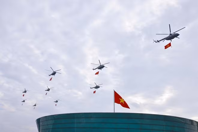 Mi-171、Mi-17、Mi-8直升机编队悬挂党旗与国旗飞越巴亭广场。