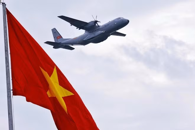 Casa C-295运输机飞越巴亭广场。