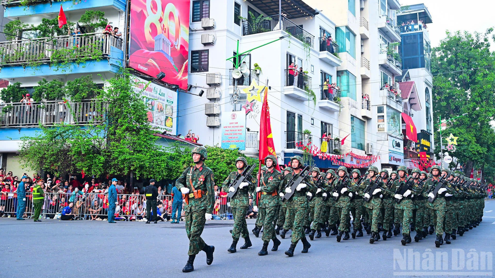 越南人民军战士在欢呼声中骄傲地穿过首都各条街道【组图】
