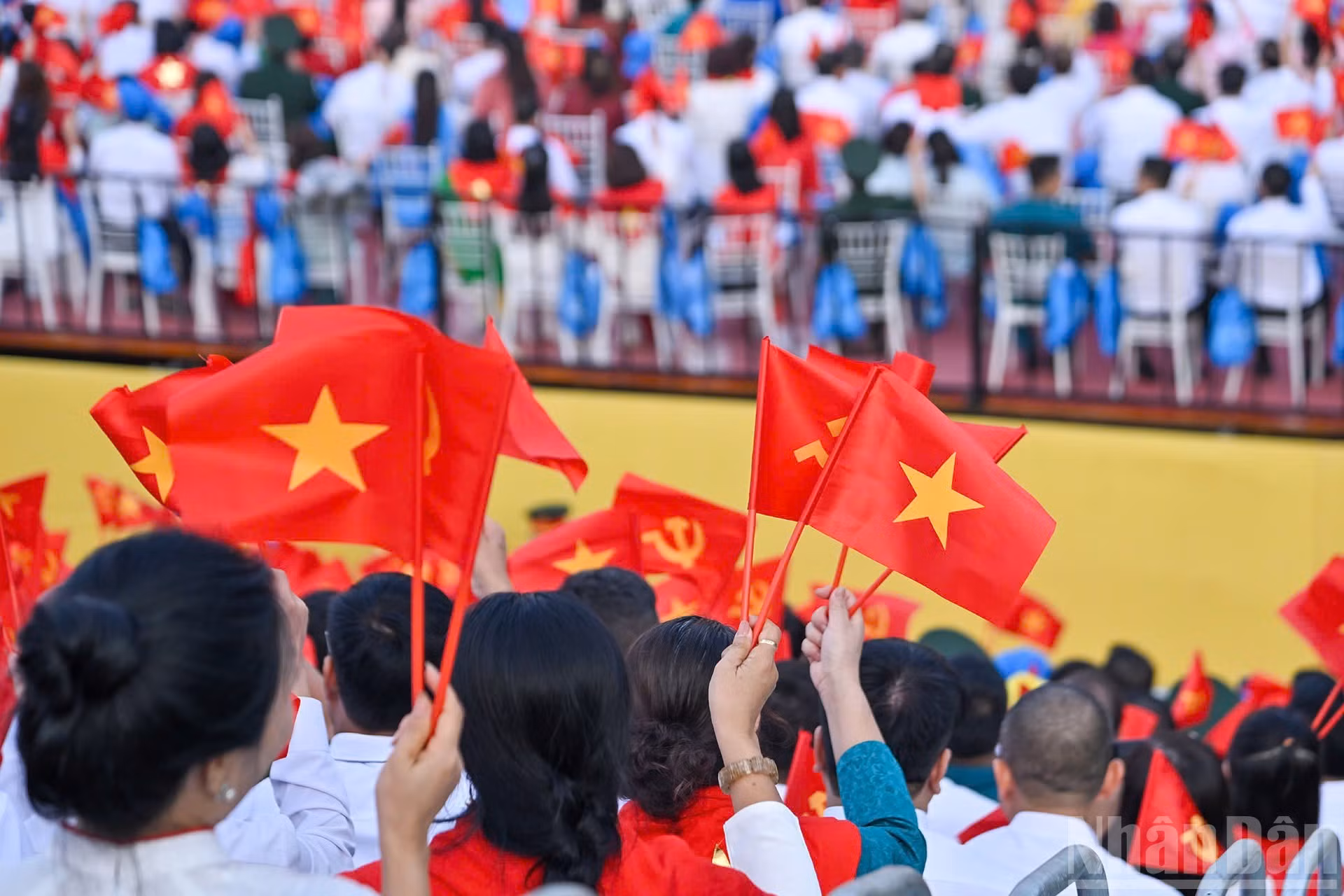 金星红旗在巴亭广场的喜庆的氛围中迎风飘扬。