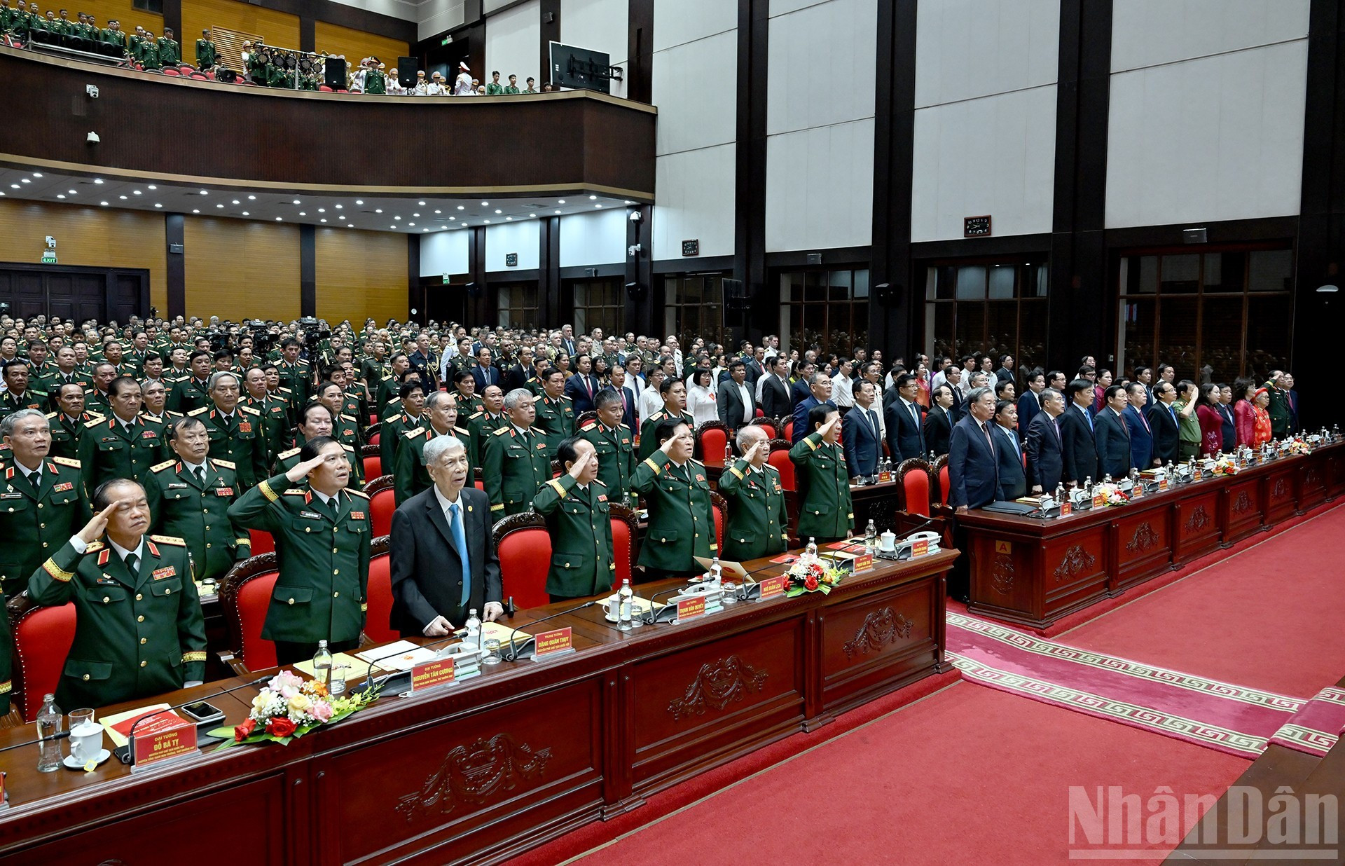 党和国家领导、前领导人向国旗致敬。 党和国家领导、前领导人向国旗致敬。