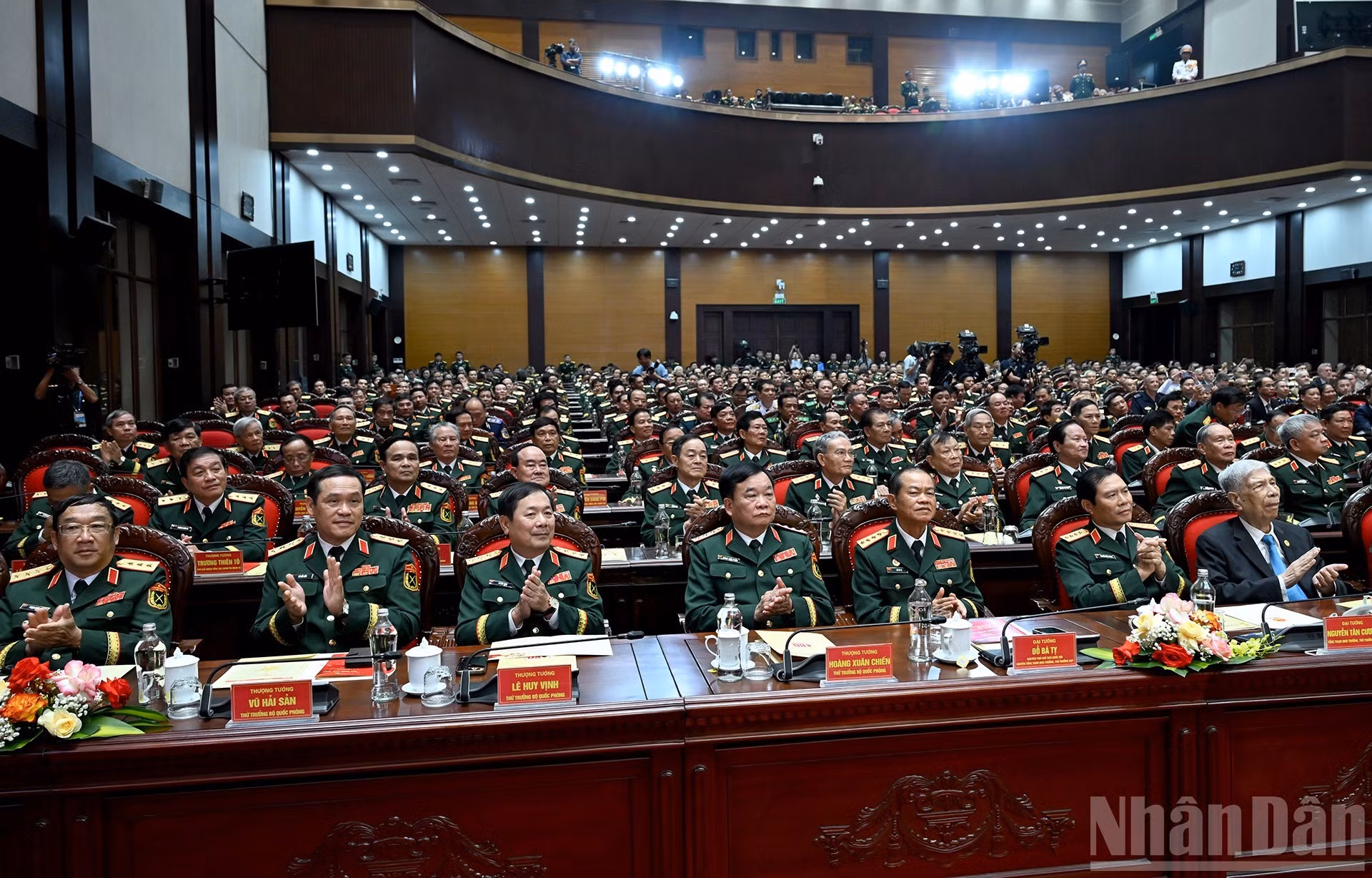 越共中央军委、越南国防部领导出席仪式。