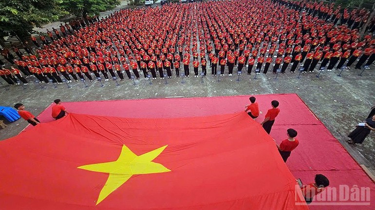 宣光省藩切中学举行升旗仪式，庆祝越南八月革命胜利和国庆80周年。