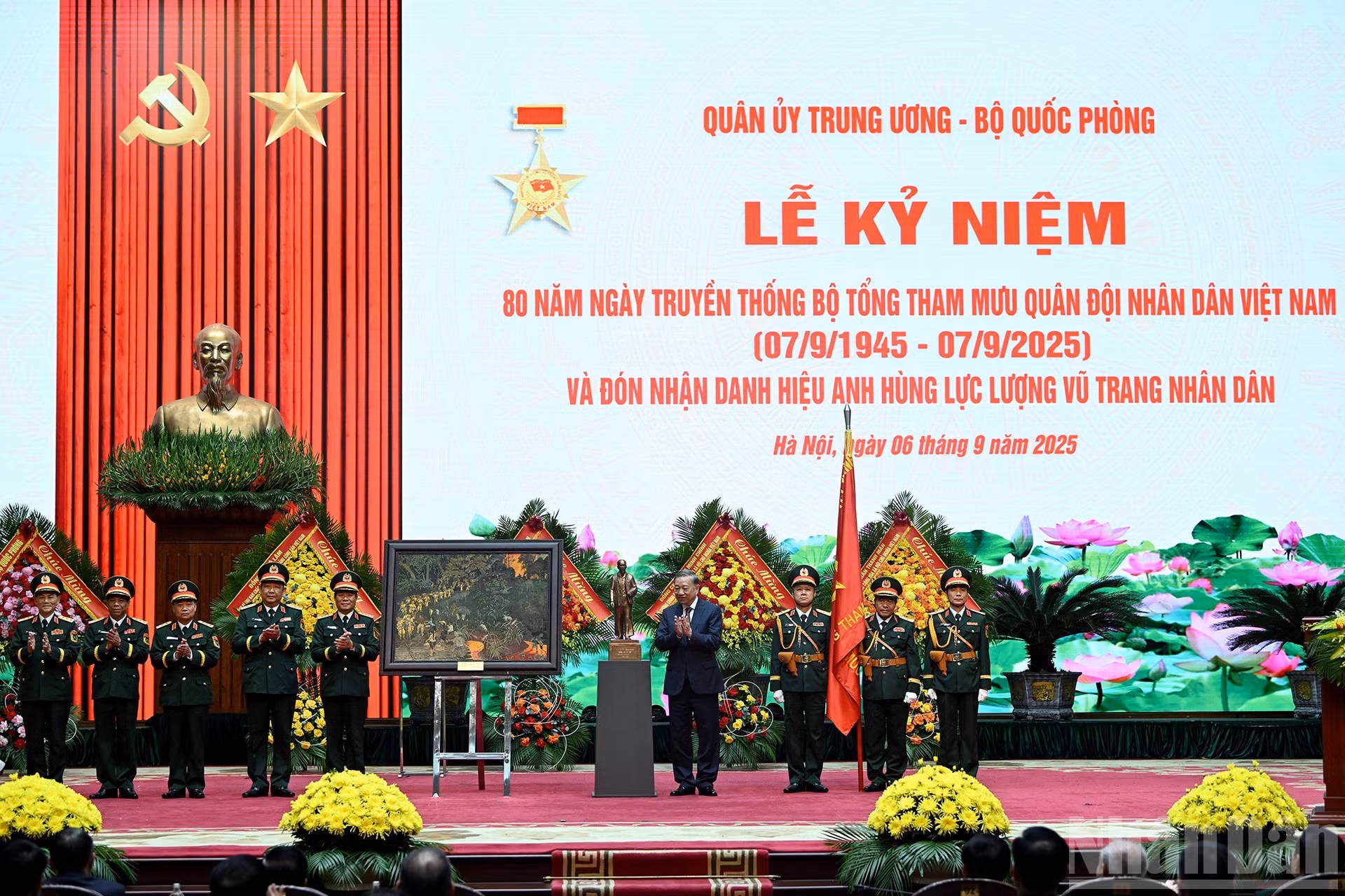 苏林总书记向越南人民军总参谋部赠送纪念品。