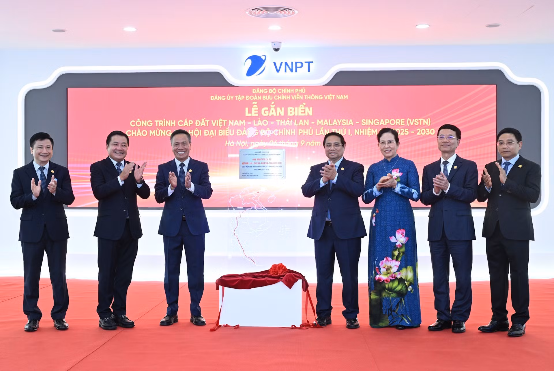与各位代表为“越南–老挝–泰国–马来西亚–新加坡地下电缆工程（VSTN）”揭牌。