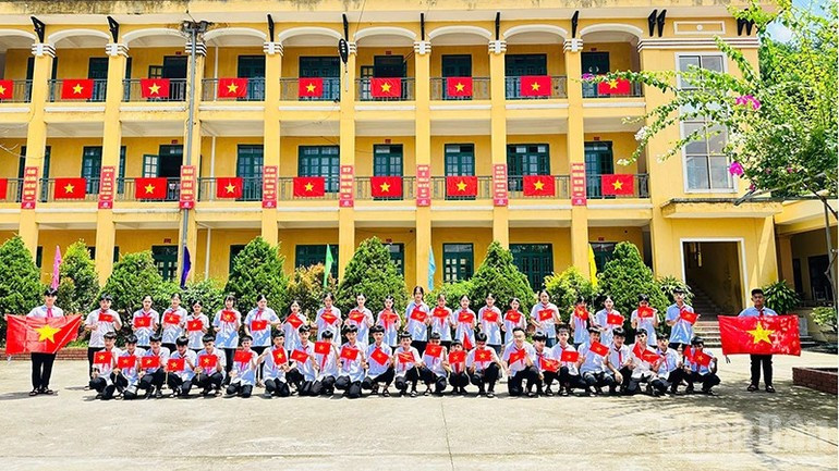 宣光省金平乡荣光中学学生欢庆9·2国庆80周年。
