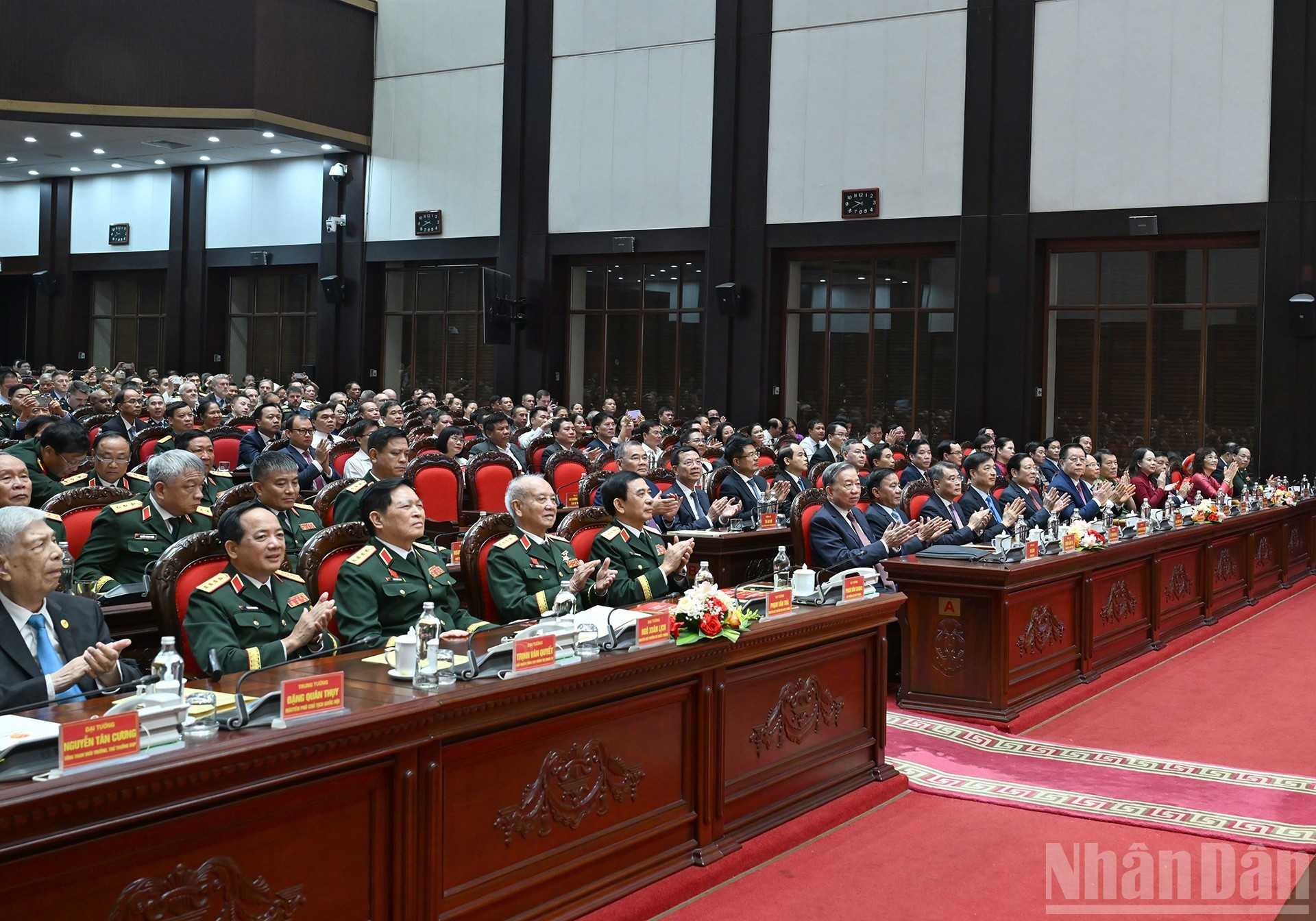 党和国家领导、前领导人出席仪式。 党和国家领导、前领导人出席仪式。