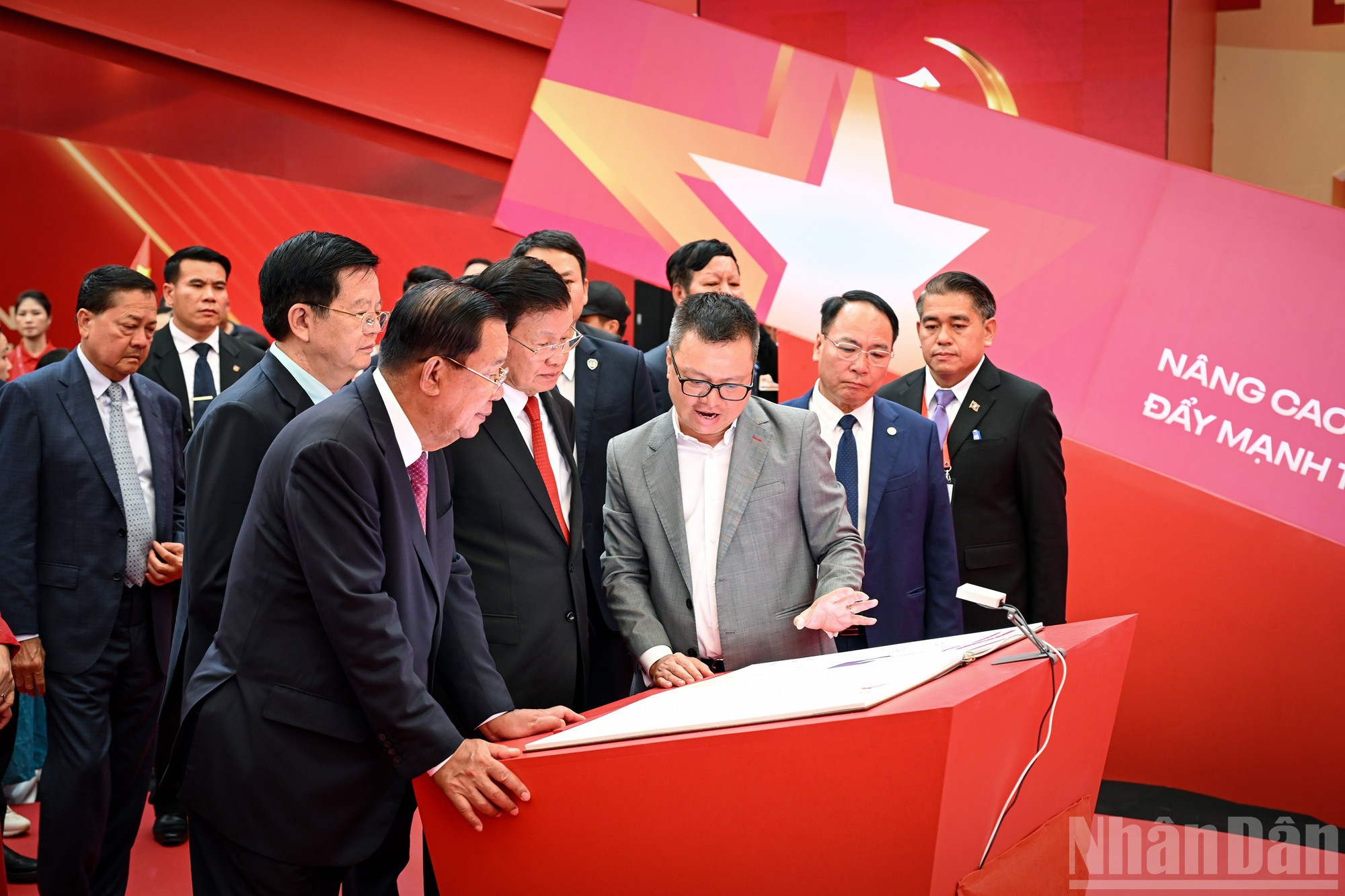 人民报》社总编辑黎国明向各位代表介绍越南共产党形成与发展过程中取得的成就。 人民报》社总编辑黎国明向各位代表介绍越南共产党形成与发展过程中取得的成就。