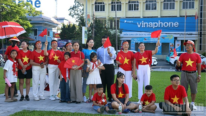 一大早，众多民众便齐聚在明春坊阮必成广场，通过大屏幕观看从河内巴亭广场现场直播的纪念八月革命胜利和9·2国庆80周年的阅兵、游行活动。