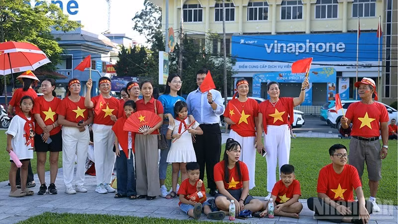 一大早，众多民众便齐聚在明春坊阮必成广场，通过大屏幕观看从河内巴亭广场现场直播的纪念八月革命胜利和9·2国庆80周年的阅兵、游行活动。