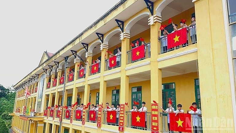 金平乡荣光中学学生欢庆9·2国庆80周年。