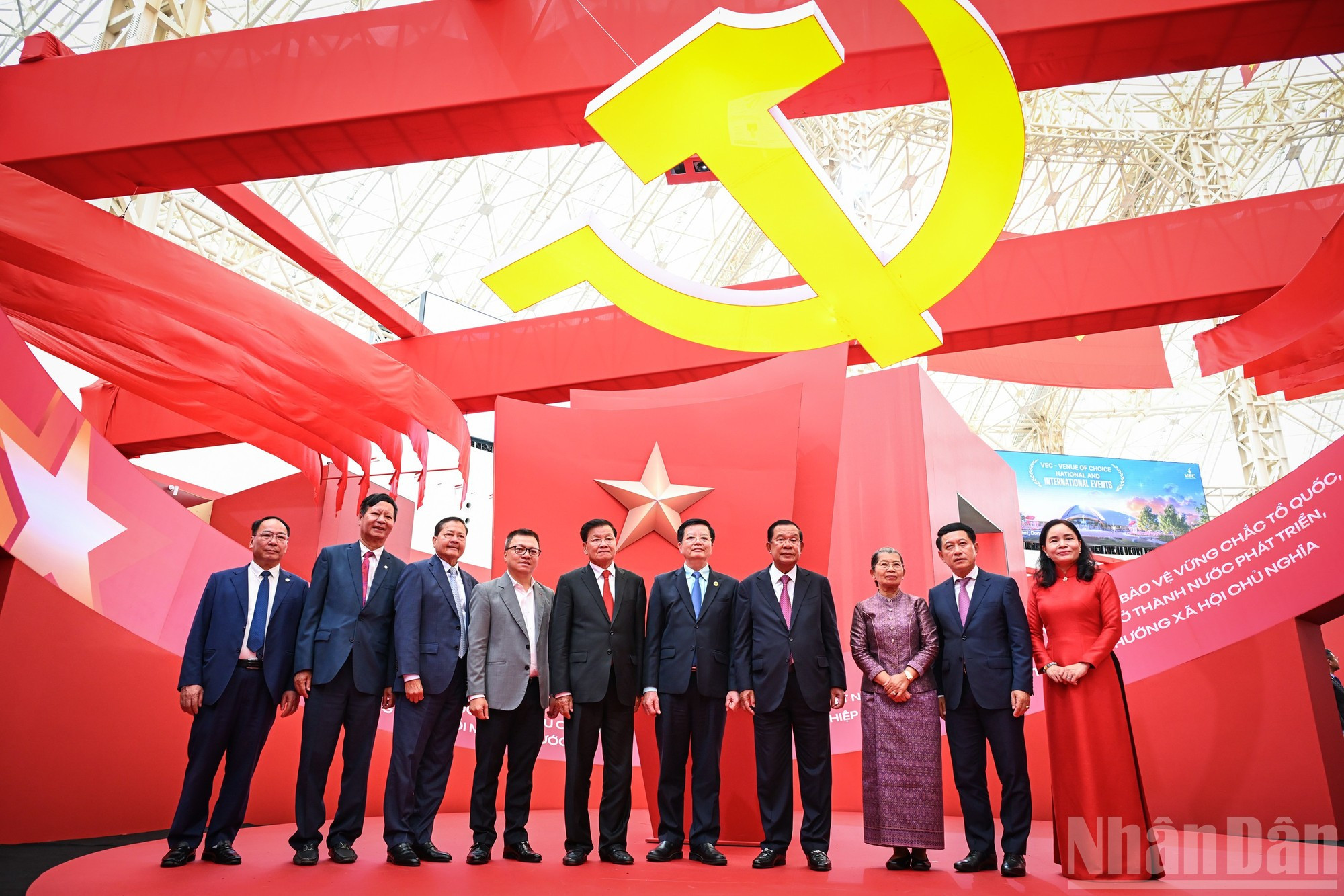 老挝国家主席通伦·西苏里和柬埔寨人民党主席、参议院主席洪森亲王参观《党旗照亮前行之路95周年展》【组图】