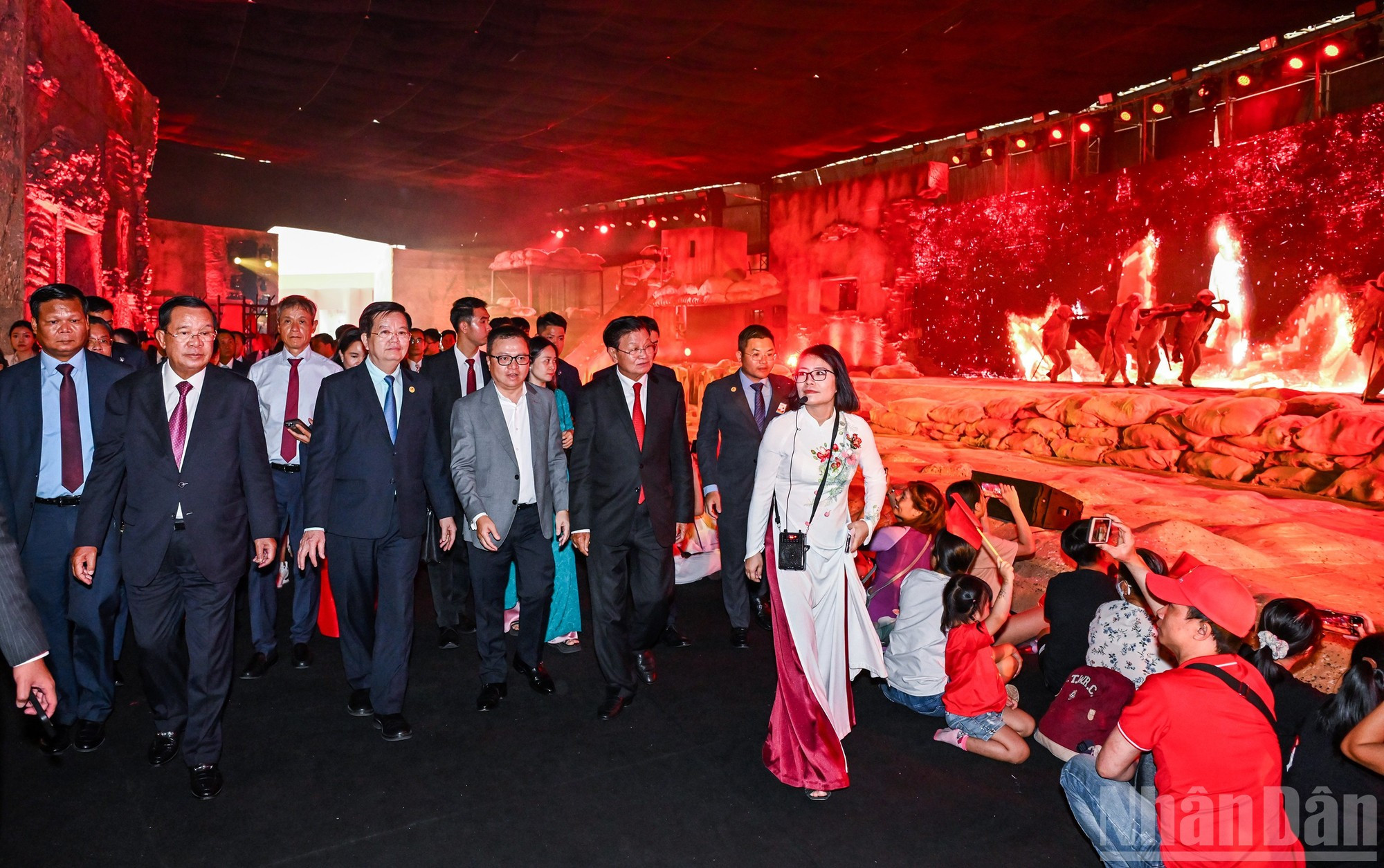 讲解人员向各位代表介绍《党旗照亮前行之路95周年展》。 讲解人员向各位代表介绍《党旗照亮前行之路95周年展》。