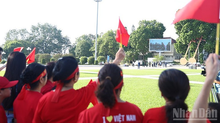 人们聚集在阮必成广场，一起观看纪念八月革命胜利和9·2国庆80周年的阅兵、游行活动。