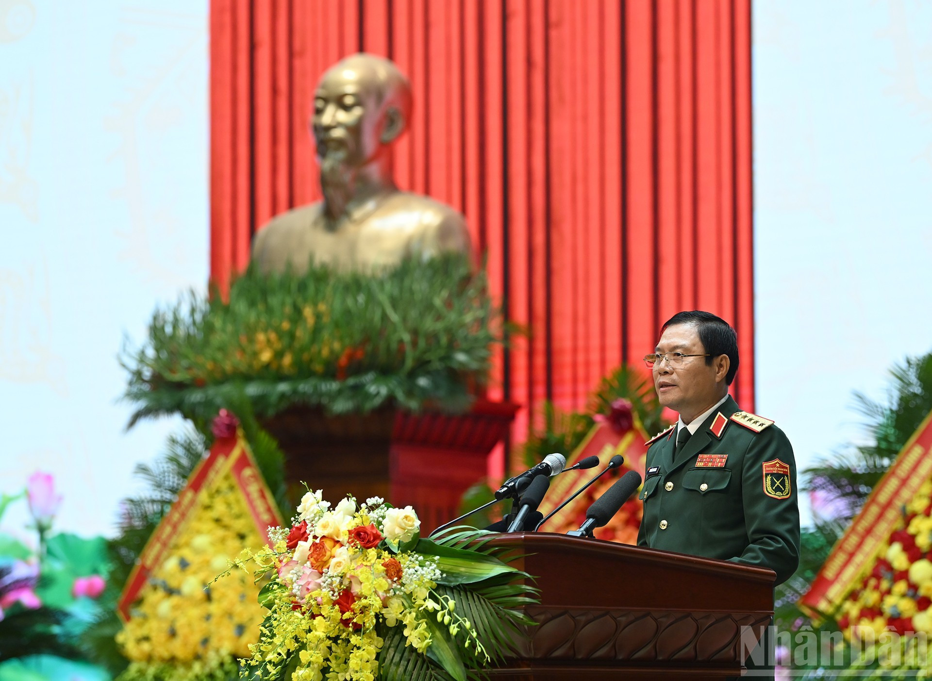 阮新疆大将发表讲话。 阮新疆大将发表讲话。