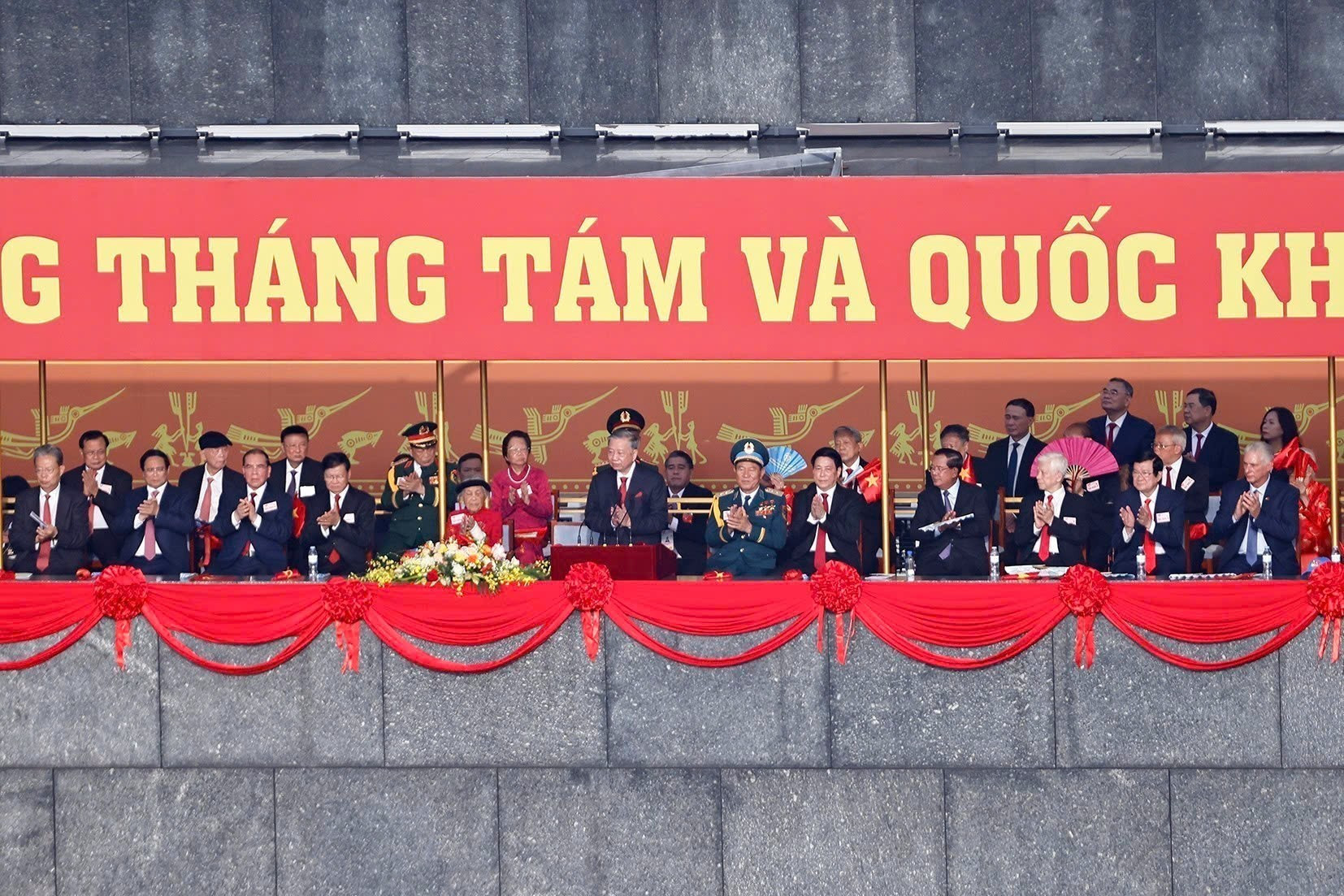 各位代表出席活动。