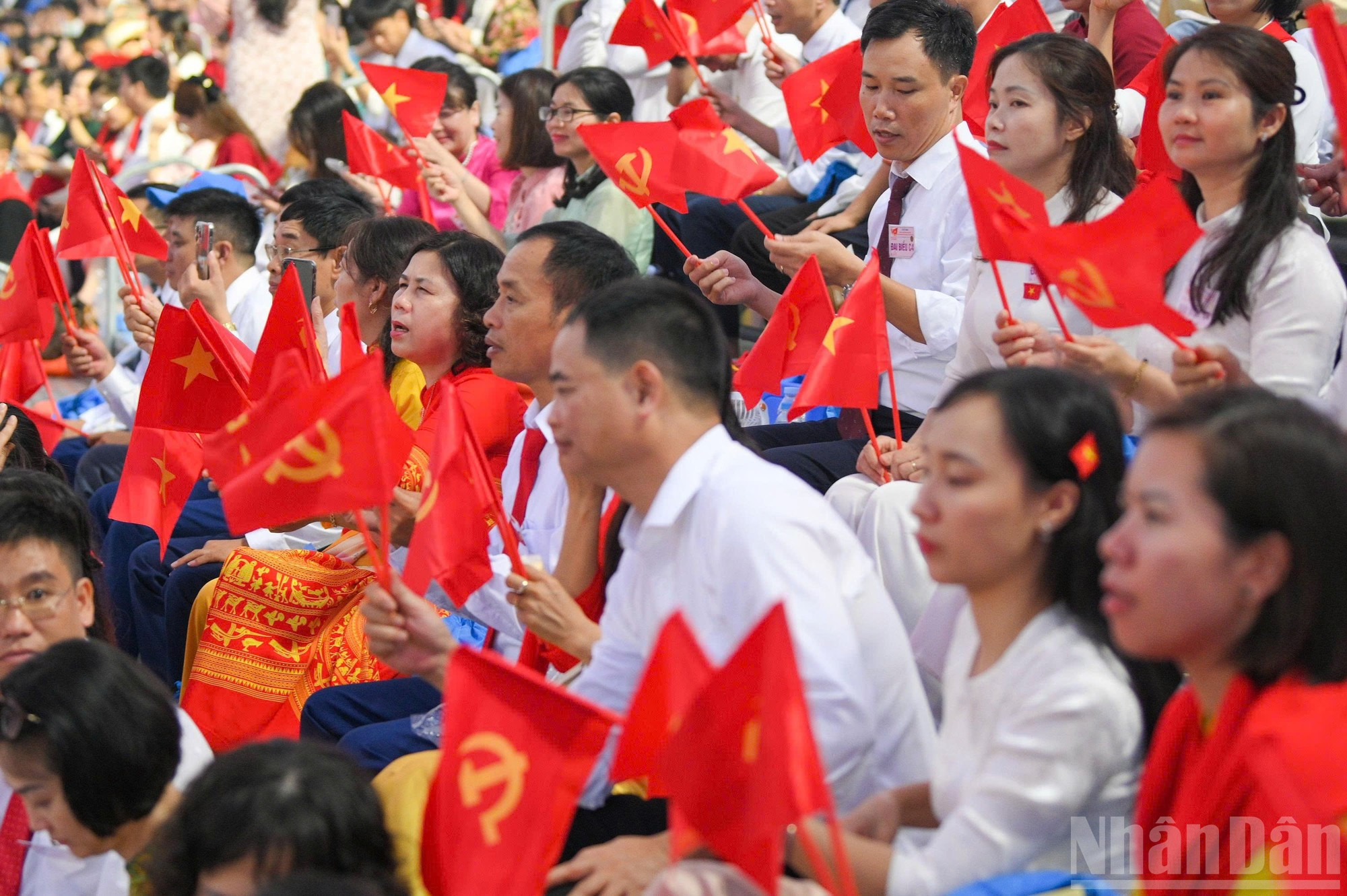 众多人在巴亭广场观看纪念八月革命胜利80周年与9·2国庆的阅兵、游行活动。 众多人在巴亭广场观看纪念八月革命胜利80周年与9·2国庆的阅兵、游行活动。