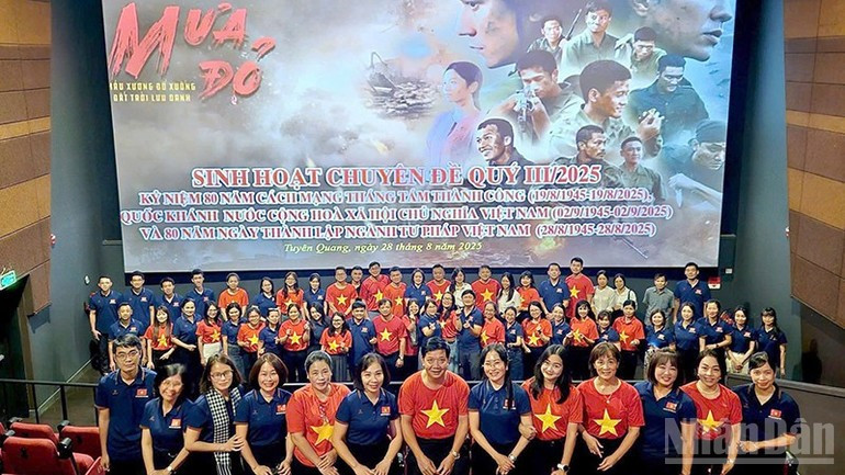 宣光省司法厅党部为干部和劳动者组织观看电影《红雨》的活动，让他们更加了解并珍重民族历史价值。