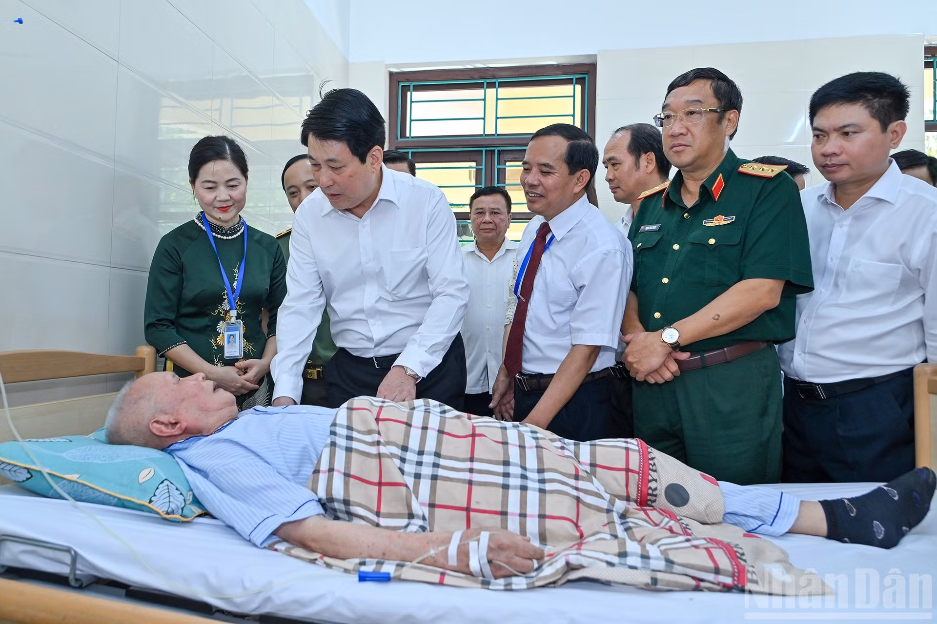 国家主席梁强走访慰问在维仙伤残军人疗养中心接受治疗的伤残军人。