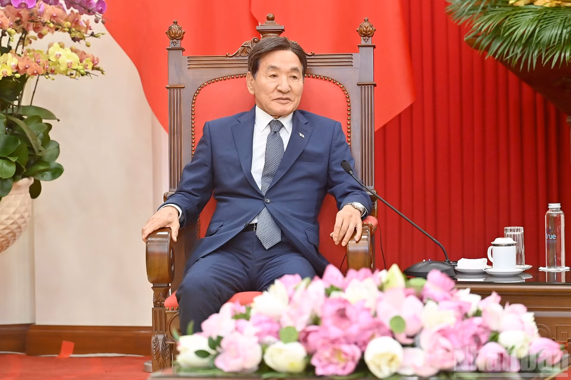 韩国总统特使朴昌达发表讲话。