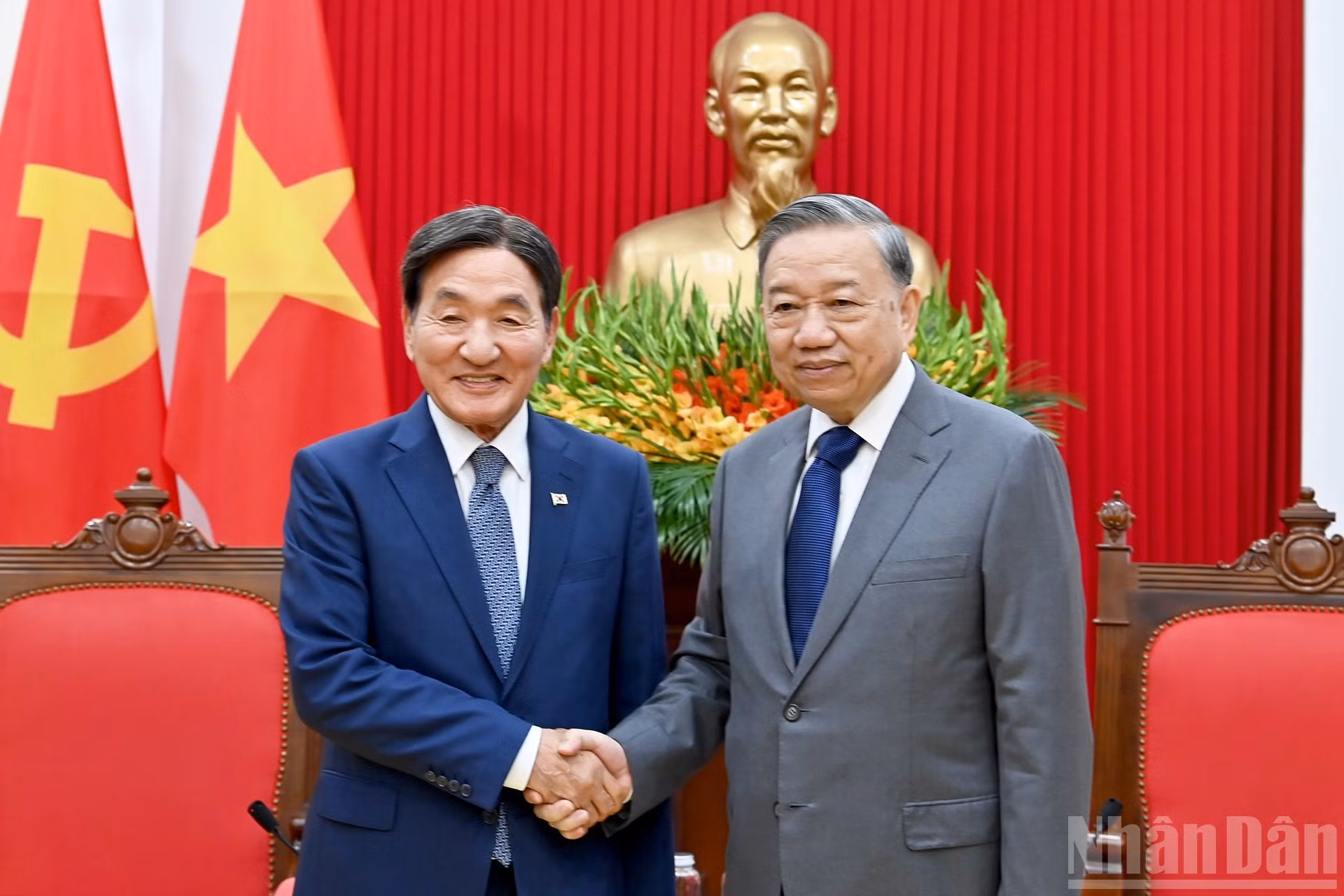 苏林总书记和韩国总统特使朴昌达。