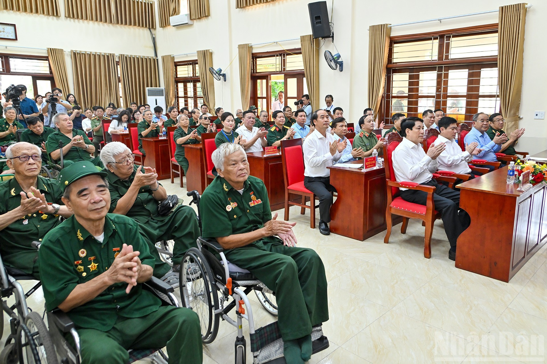 国家主席梁强和在维仙伤残军人疗养中心的伤残军人出席活动。 国家主席梁强和在维仙伤残军人疗养中心的伤残军人出席活动。