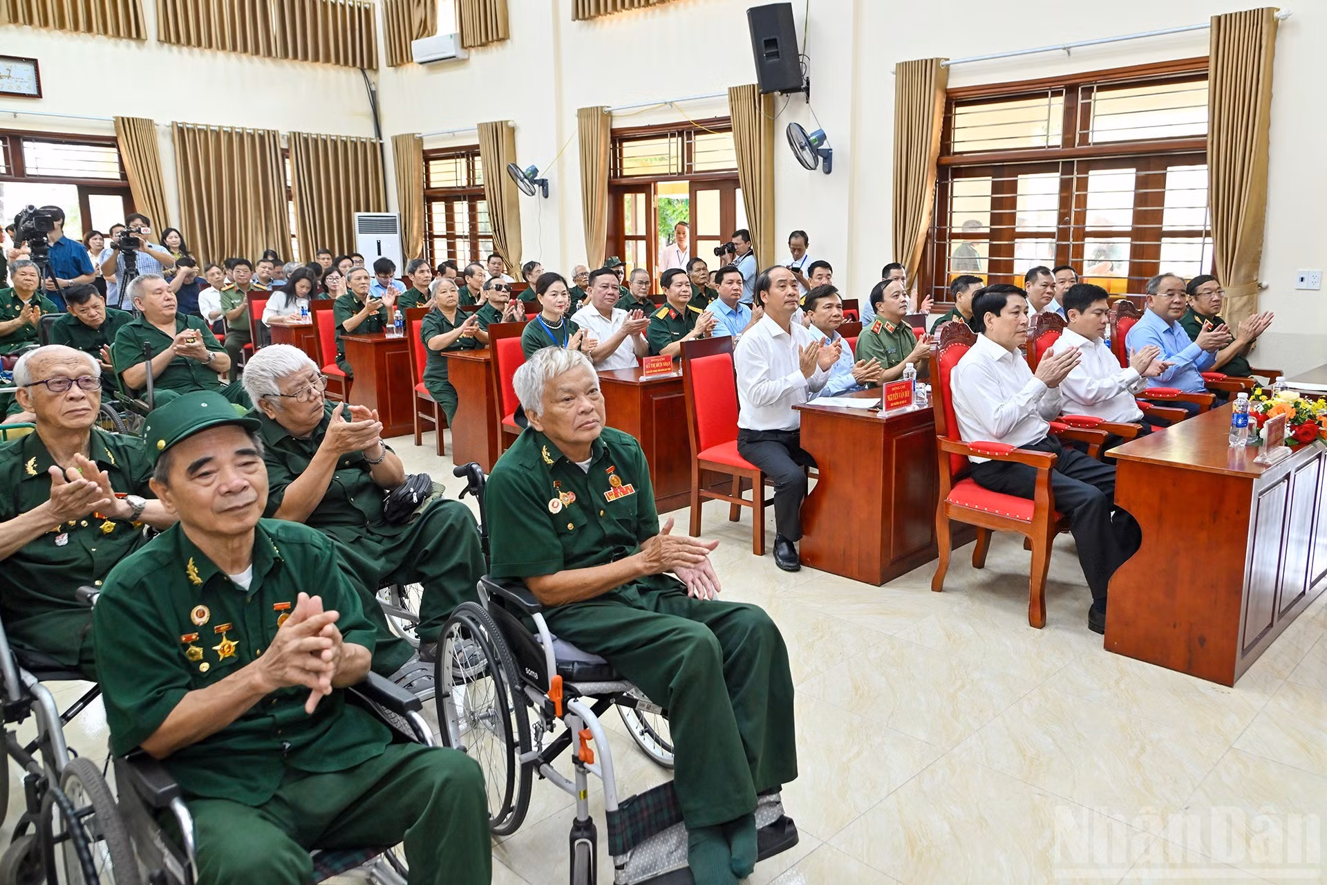 国家主席梁强和在维仙伤残军人疗养中心的伤残军人出席活动。