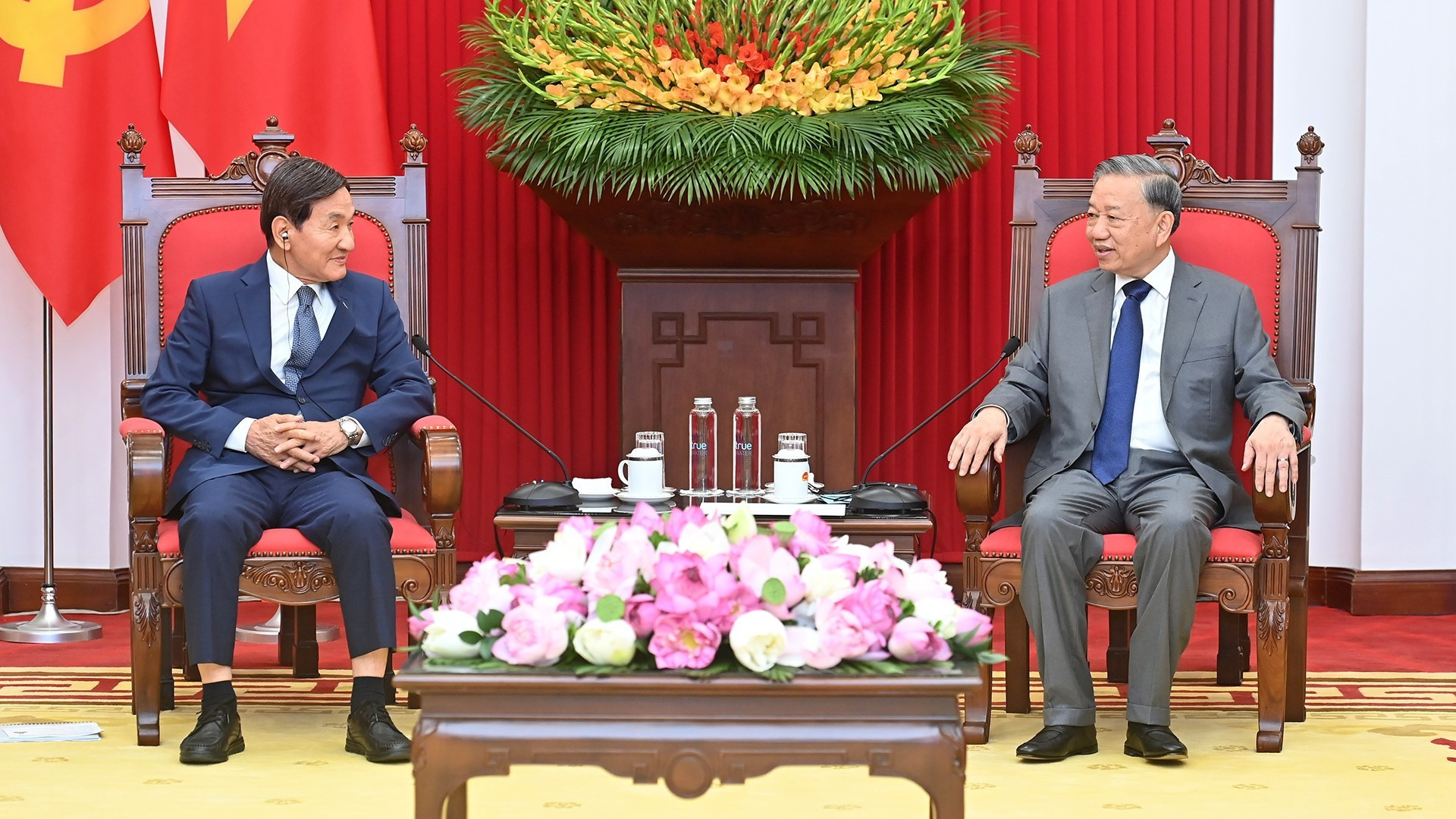 越共中央总书记苏林会见韩国总统特使。（登科 摄）